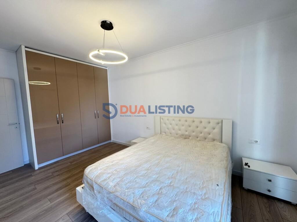 Apartament 2+1 me ballkon dhe mobilim modern për qira në Tiranë
