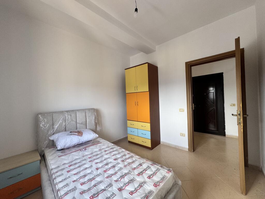 Qera apartament 2+1 Durres, ne Plazh prane Shkolla