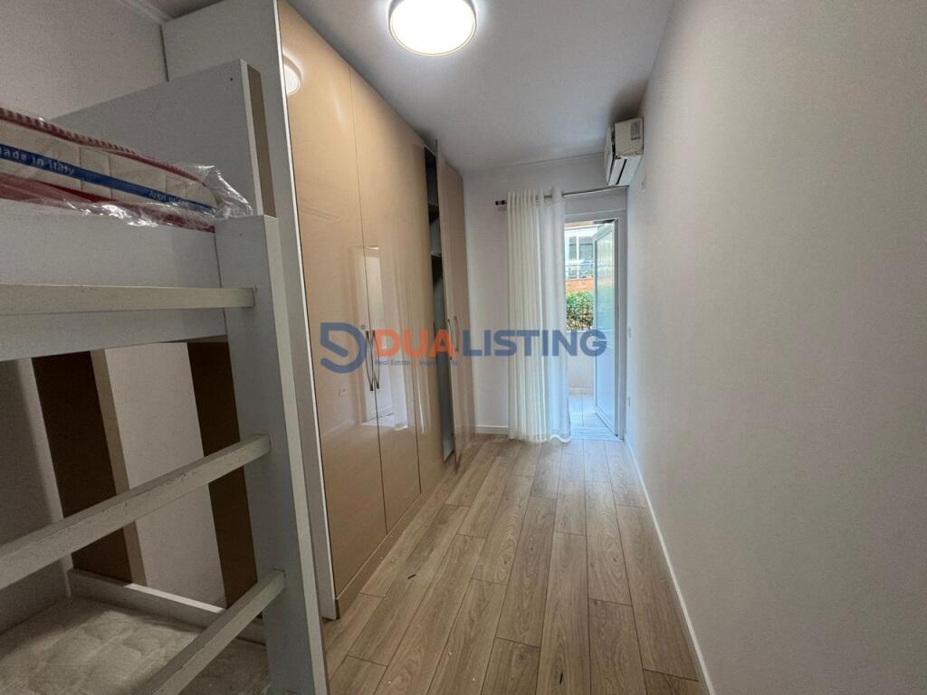 QIRA, APARTAMENT MODERN 2+1 I PA BANUAR ME PARE TEK KODRA E DIELLIT!