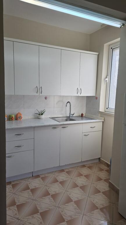 🏡 Apartament 2+1 me Qira – Pranë Maternitetit të Ri, Brryl