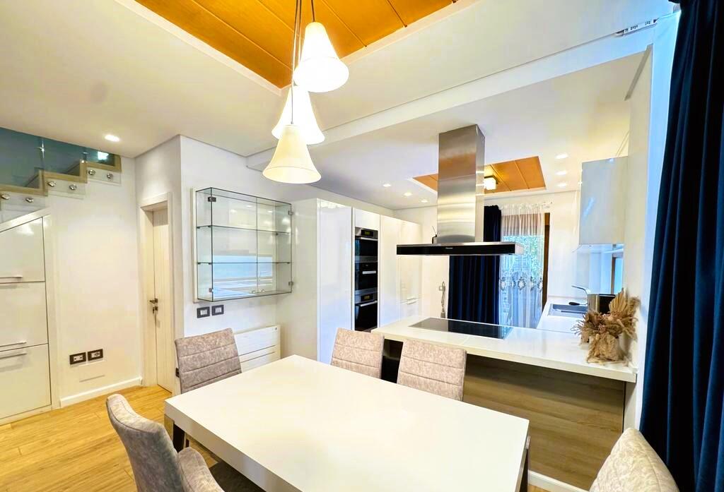 VILLETTE MODERNE NELLA RESIDENZA COLOMBO 2, VICINO A TEG, 3+1+3 E 3 POSTI AUTO!