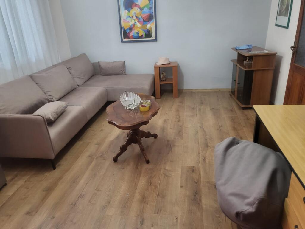 Jepet me qera Apartamenti 2+1 Rruga Njazi Meka perballe spitalit Nene Tereza , 350 mije leke