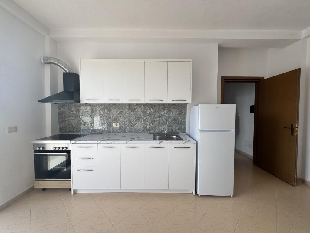 Qera apartament 2+1 Durres, ne Plazh prane Shkolla