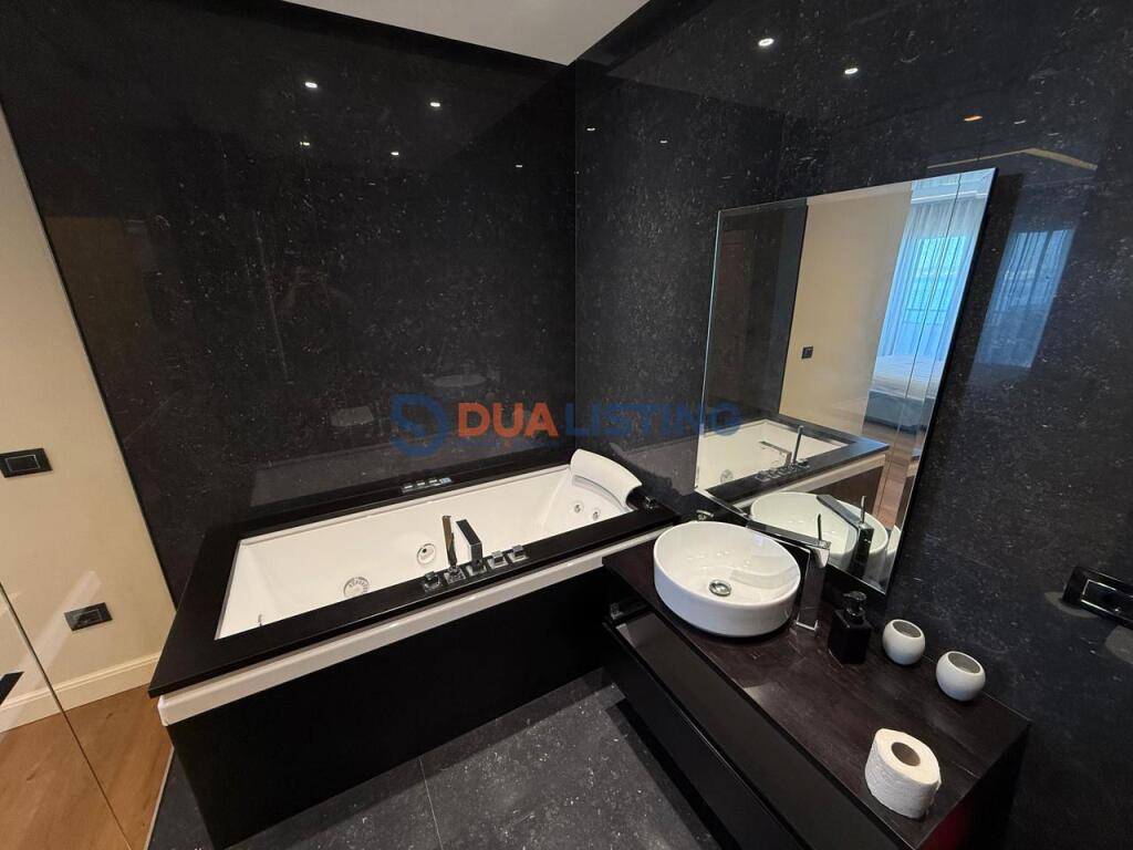 Shitet Apartament 2+1 me Verande dhe Pamje nga Deti tek Marina Bay , Vlore