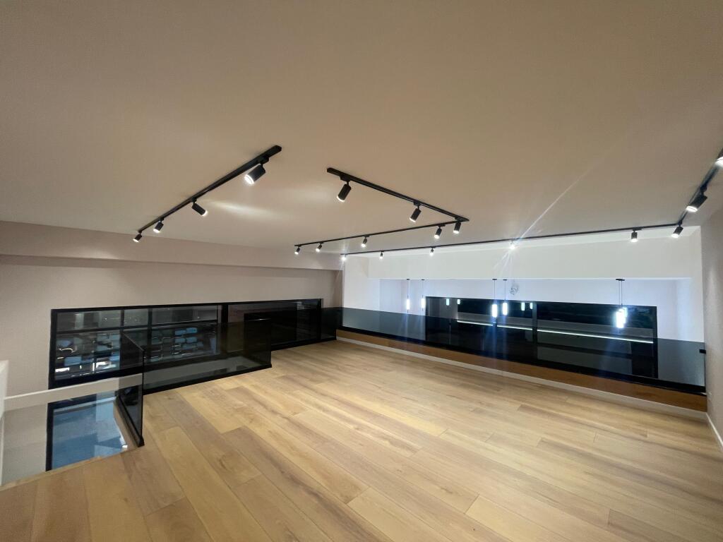 Ambient Komercial tek Kompleksi Golden Park