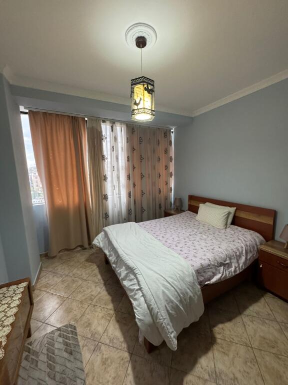 Jepet me qera Apartamenti 2+1+2 , zona 21 dhjetori prane Joenes , cmimi 700 mije leke  