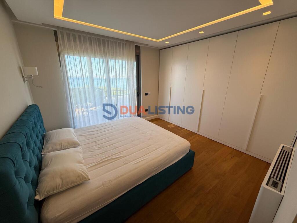 Shitet Apartament 2+1 me Verande dhe Pamje nga Deti tek Marina Bay , Vlore
