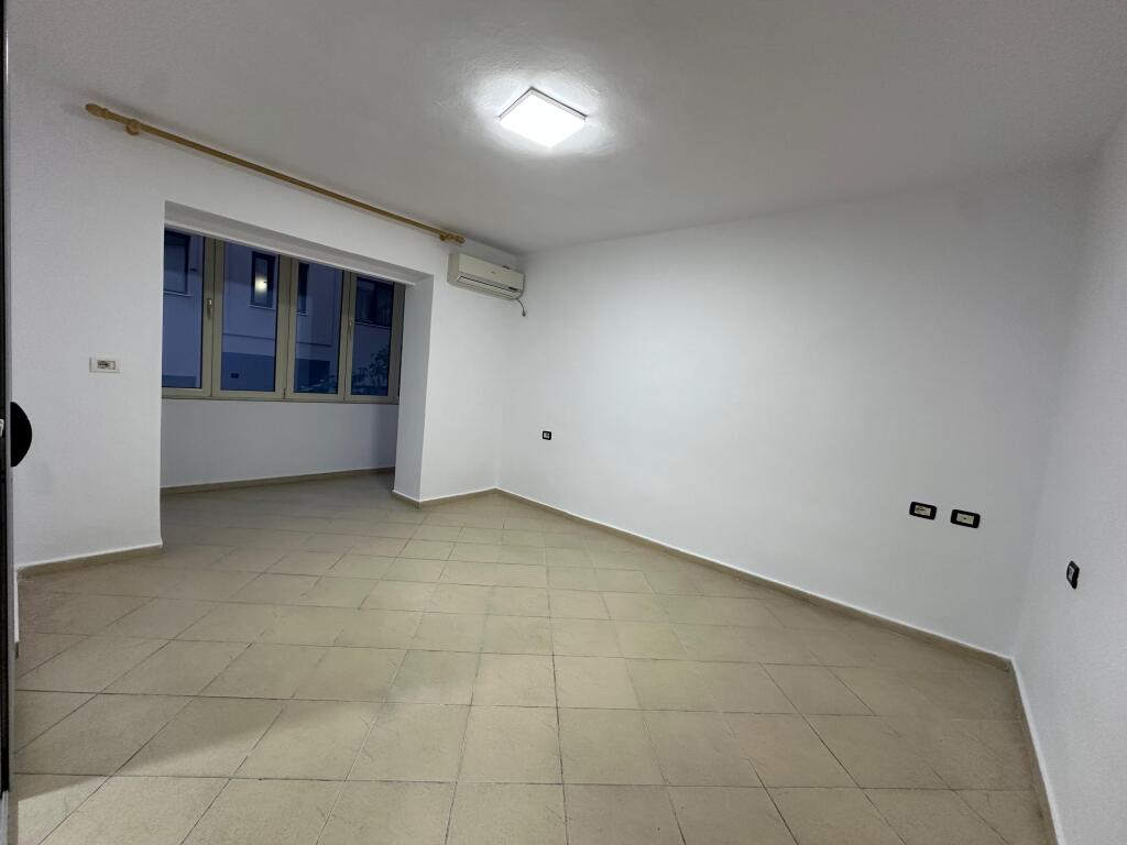 Ufficio in affitto 1+1, 60 m2 in Via Durres -600 EURO!