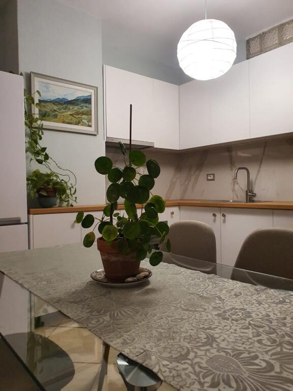 🔥Jepet me QIRA apartament 1+1 afër Shkollës Mihal Grameno🔥 ▪️600€/muaj ▪️91 m2 ▪️Kati 6