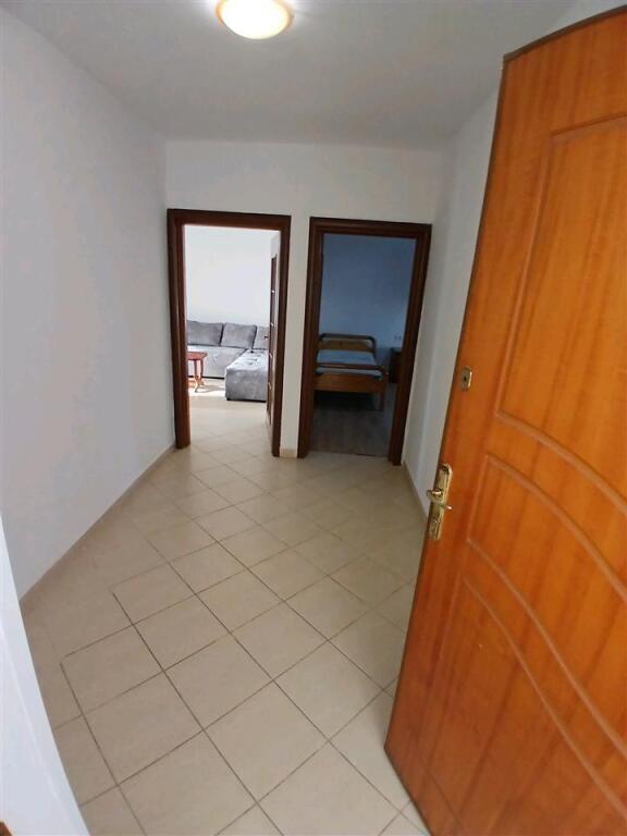Jepet me qera Apartamenti 1+1, Rruga e dibres , prane shkolles se bashkuar , 450 mije leke