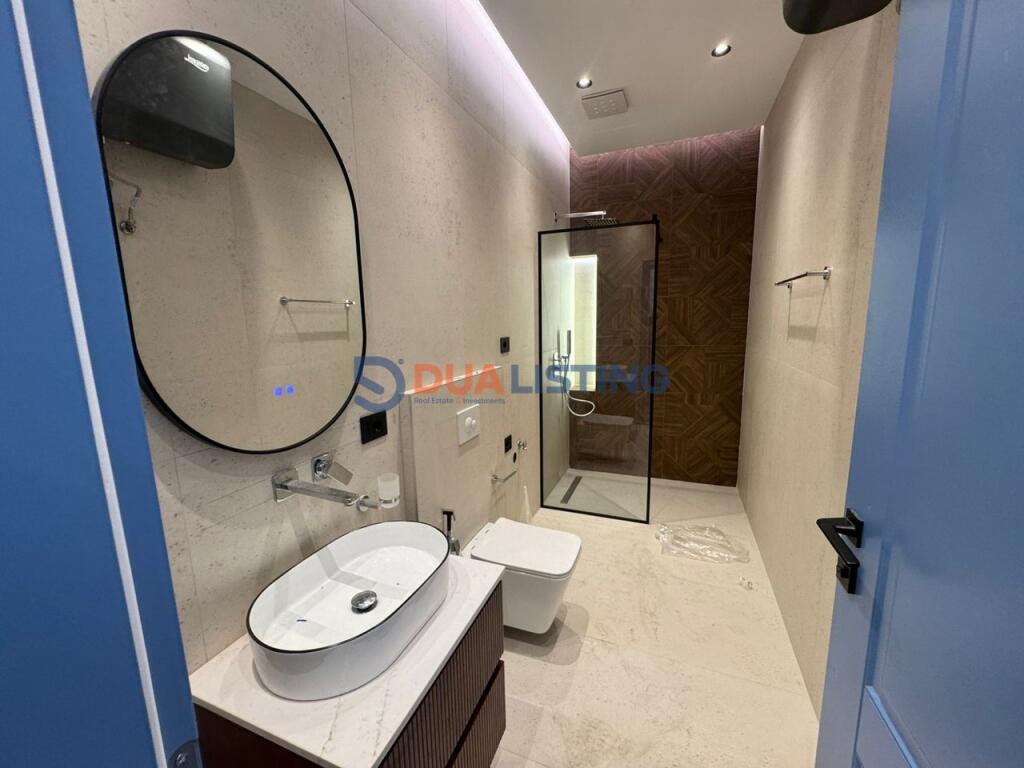 Jepet me Qira apartament 2+1 me ballkon dhe mobilim modern  në Tiranë