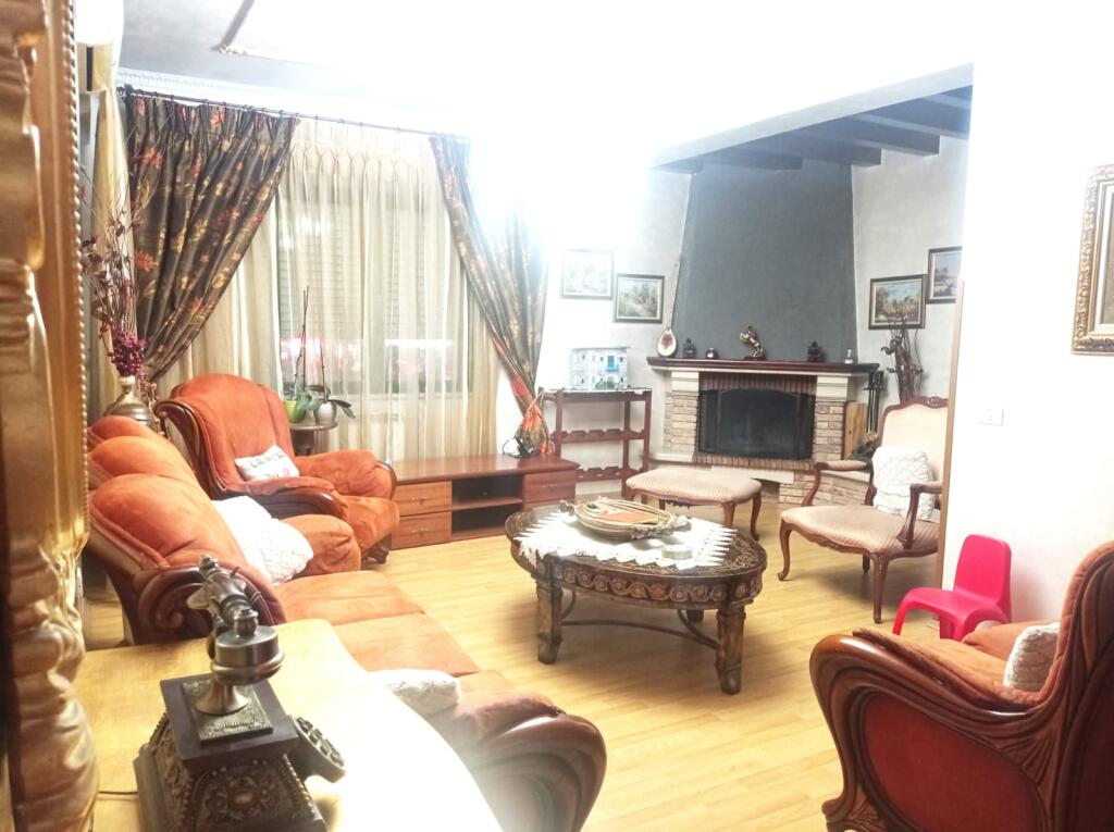 Apartment 4 + 1 + 2 bathrooms + 1 studio. At Zogu i Zi.