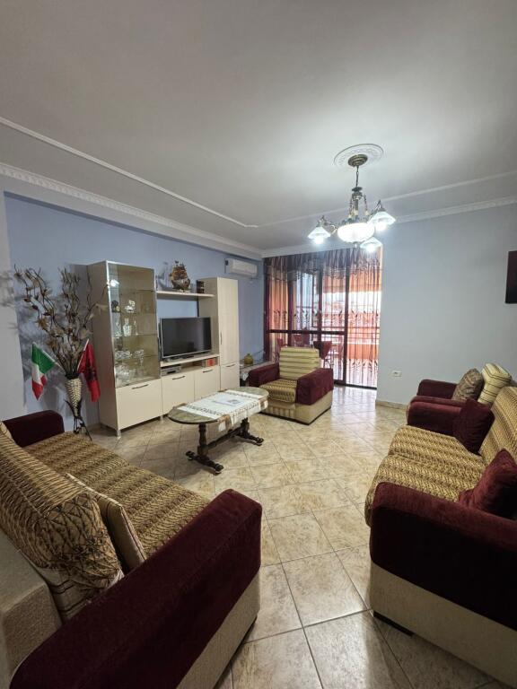 Jepet me qera Apartamenti 2+1+2 , zona 21 dhjetori prane Joenes , cmimi 700 mije leke  