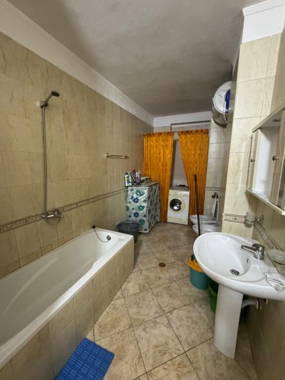 Jepet me qera Apartamenti 2+1+2 , zona 21 dhjetori prane Joenes , cmimi 700 mije leke  