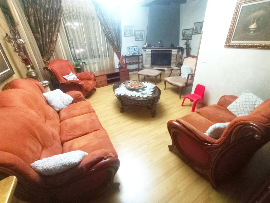 Apartment 4 + 1 + 2 bathrooms + 1 studio. At Zogu i Zi.