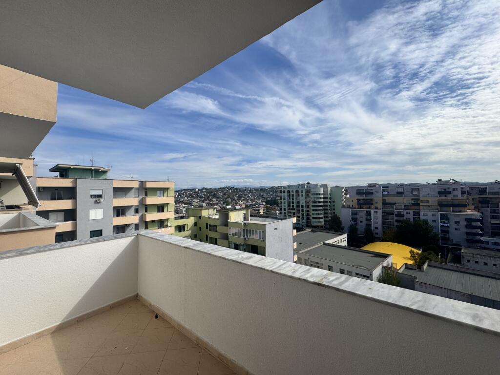 Qera apartament 2+1 Durres, ne Plazh prane Shkolla