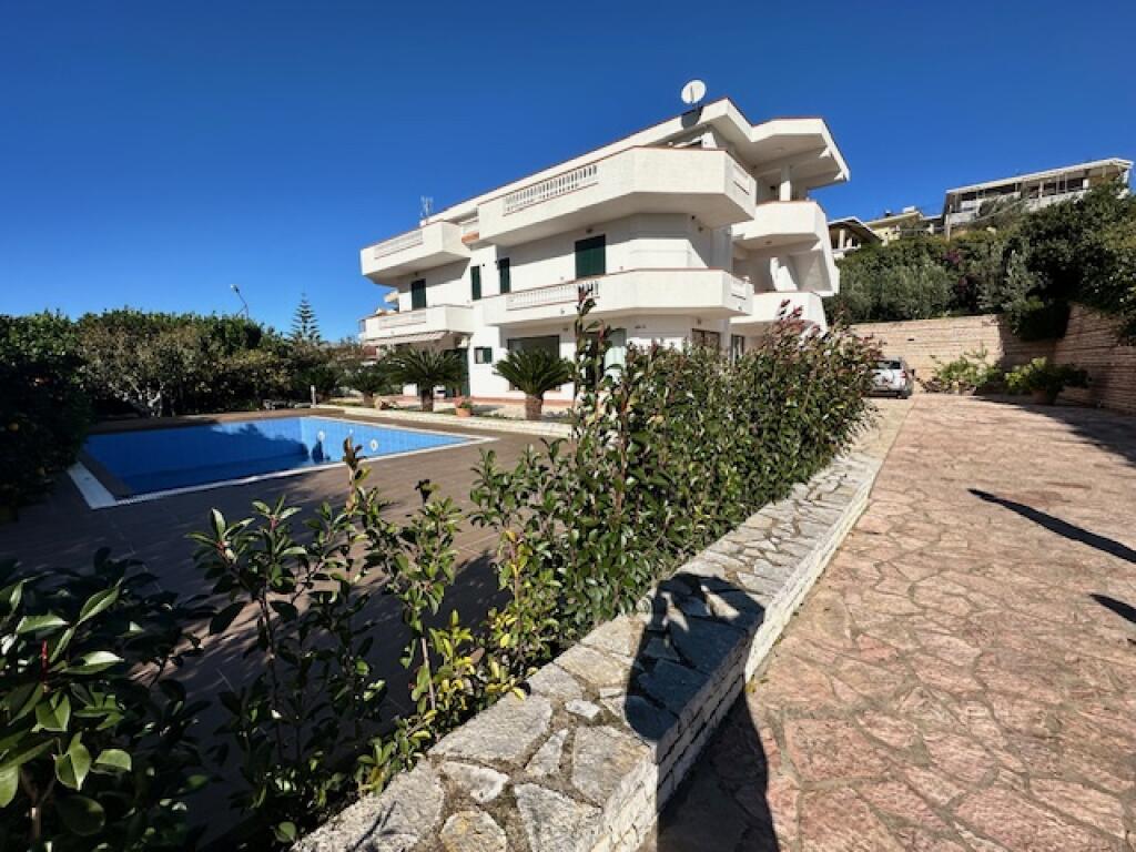 3-storey Villa for Sale in Berdenesh