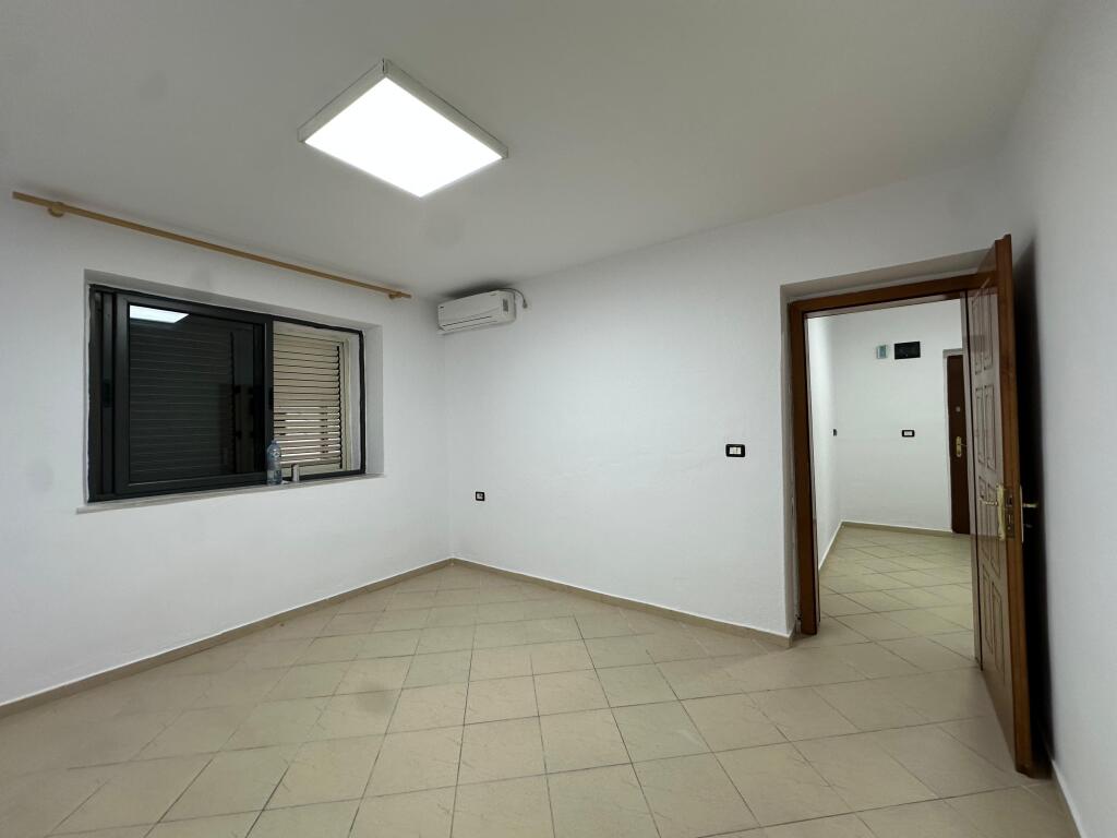 Ufficio in affitto 1+1, 60 m2 in Via Durres -600 EURO!