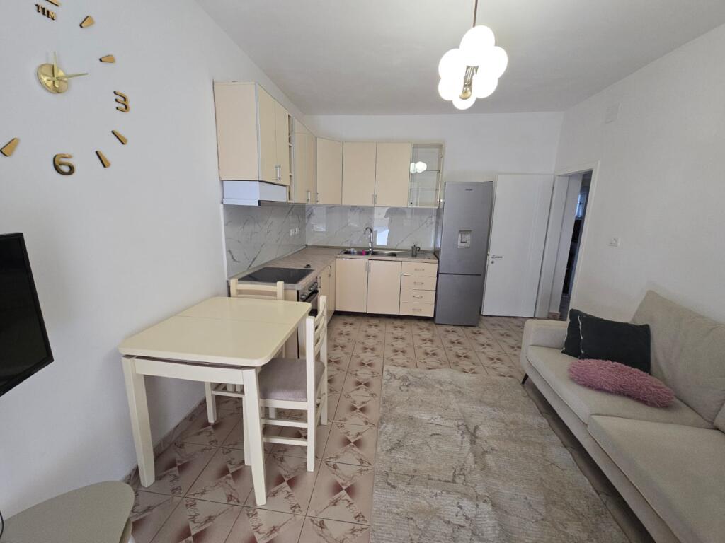 JEPET ME QERA APARTAMENT 2+1 PRANE RAJONIT TE POLICISË DURRES