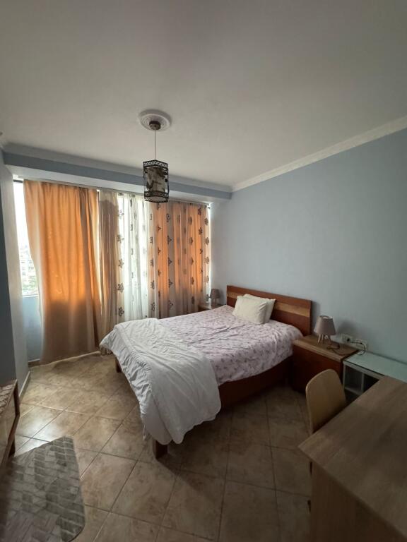Jepet me qera Apartamenti 2+1+2 , zona 21 dhjetori prane Joenes , cmimi 700 mije leke  