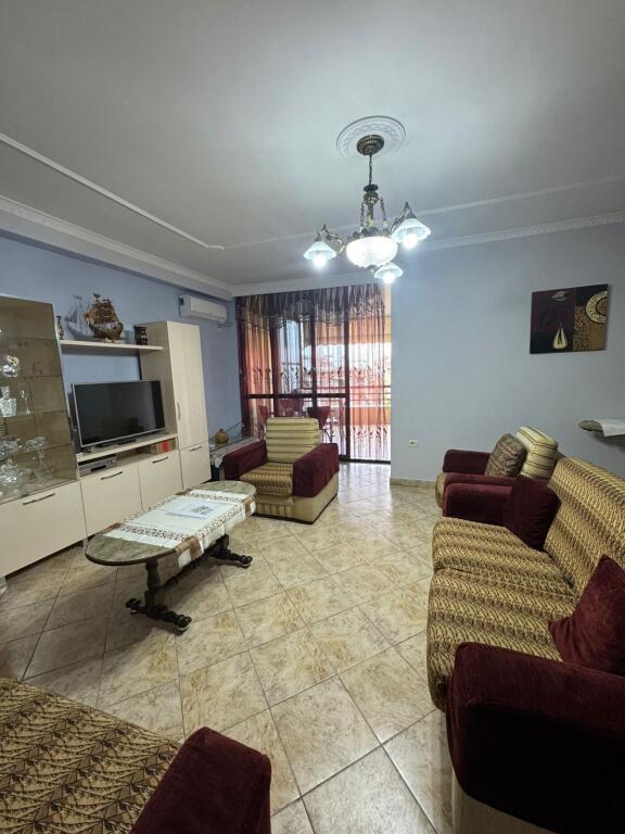 Jepet me qera Apartamenti 2+1+2 , zona 21 dhjetori prane Joenes , cmimi 700 mije leke  