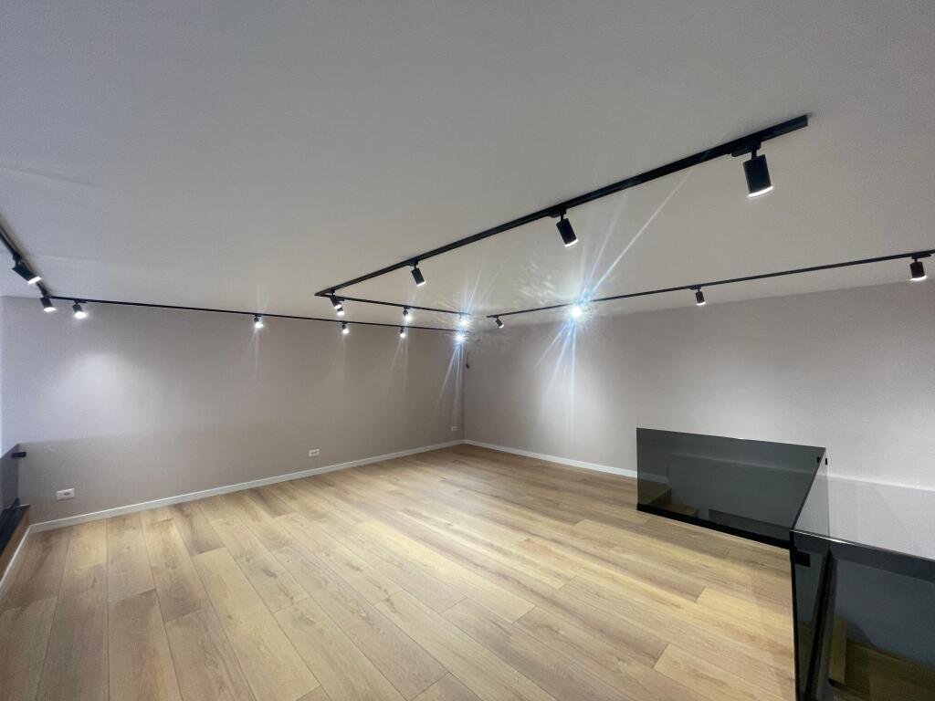 Ambient Komercial tek Kompleksi Golden Park