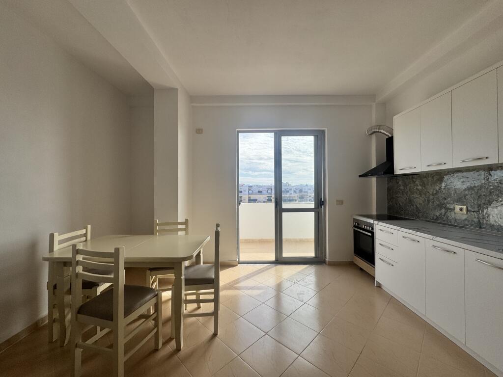 Qera apartament 2+1 Durres, ne Plazh prane Shkolla