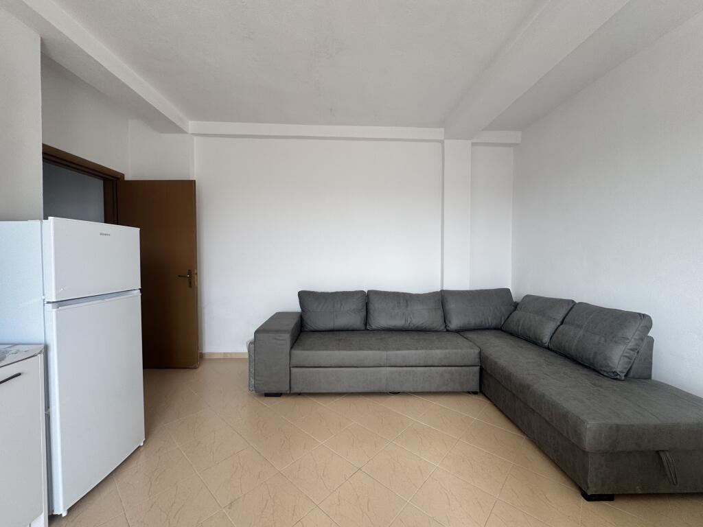 Qera apartament 2+1 Durres, ne Plazh prane Shkolla