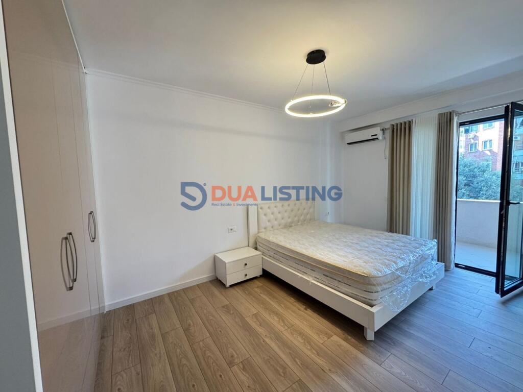 Apartament 2+1 me ballkon dhe mobilim modern për qira në Tiranë