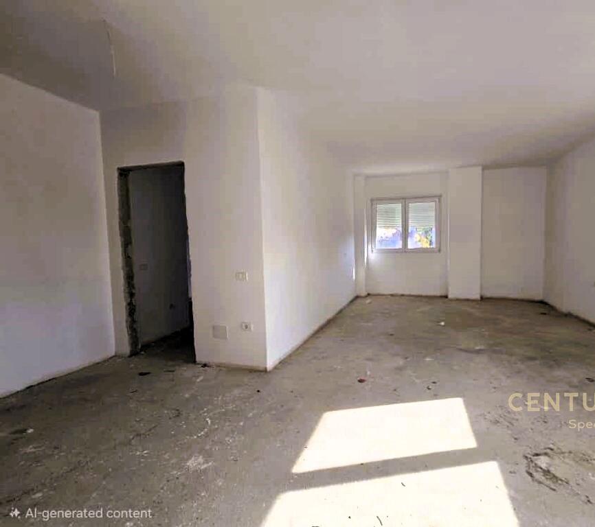 3+1 office space for rent at Pazari i Ri!!