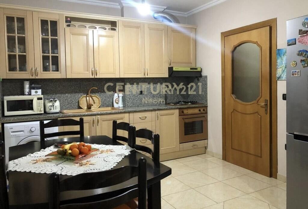 Apartament me qira 1+1, Komuna e Parisit