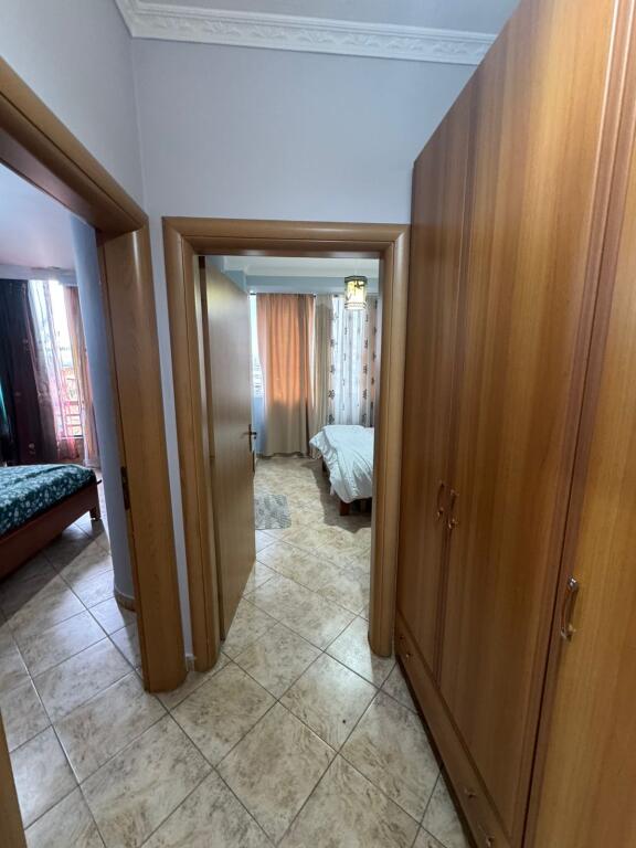 Jepet me qera Apartamenti 2+1+2 , zona 21 dhjetori prane Joenes , cmimi 700 mije leke  