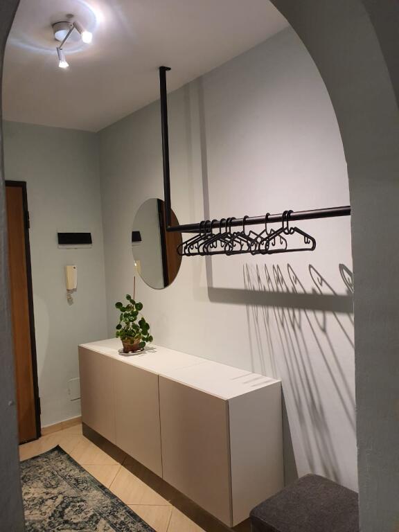 🔥Jepet me QIRA apartament 1+1 afër Shkollës Mihal Grameno🔥 ▪️600€/muaj ▪️91 m2 ▪️Kati 6