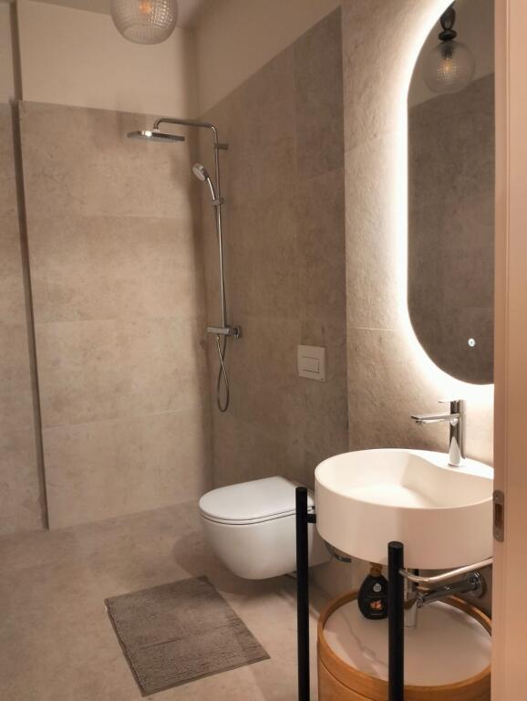 Appartamento 2 + 1 + 2 Bagni + 2 Balconi + Posto Auto! Vicino al Parco Olimpico, vicino alla strada dei Kosovari.