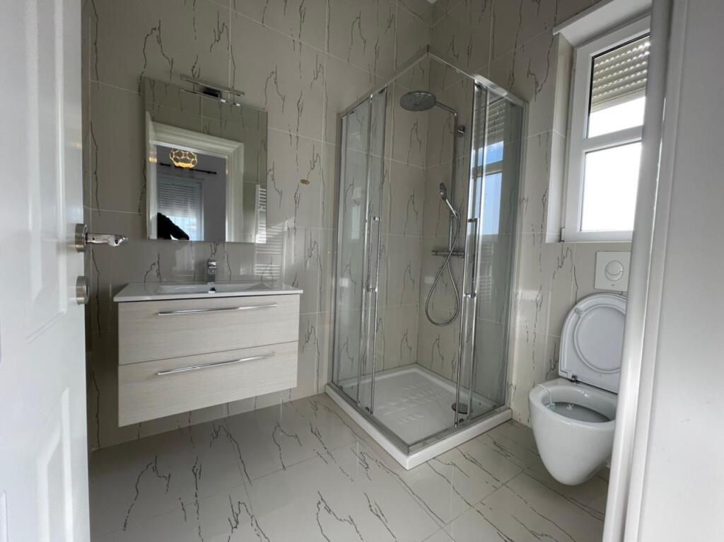 🏡 VILË ME QIRA – Rolling Hills, pranë TEG