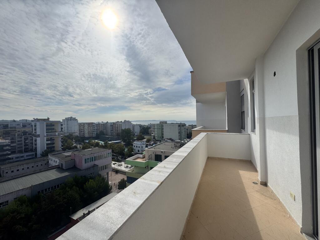 Qera apartament 2+1 Durres, ne Plazh prane Shkolla
