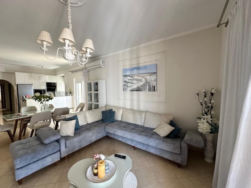 Shitet Apartament 2+1 me pamje nga deti ne Sarande
