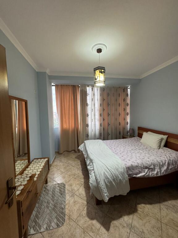 Jepet me qera Apartamenti 2+1+2 , zona 21 dhjetori prane Joenes , cmimi 700 mije leke  