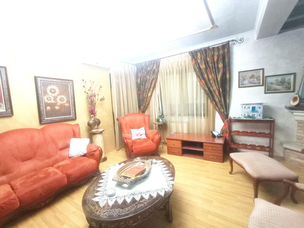Apartment 4 + 1 + 2 bathrooms + 1 studio. At Zogu i Zi.