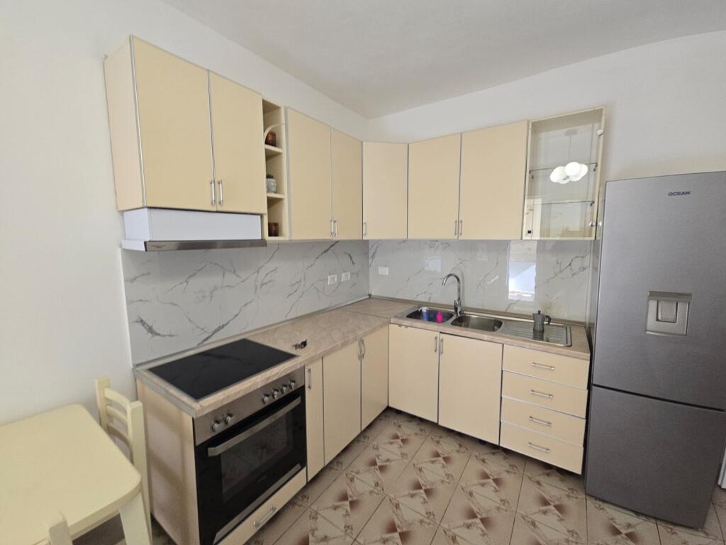 JEPET ME QERA APARTAMENT 2+1 PRANE RAJONIT TE POLICISË DURRES