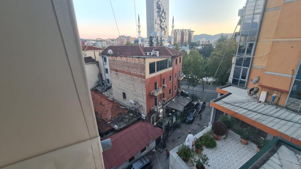 2+1 arredato vicino al centro del parlamento, prezzo 800 euro