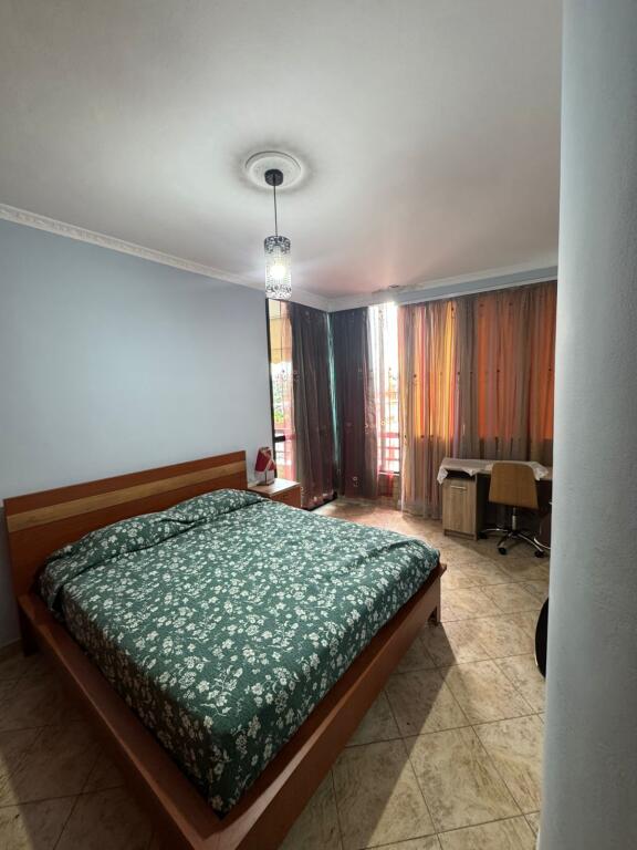 Jepet me qera Apartamenti 2+1+2 , zona 21 dhjetori prane Joenes , cmimi 700 mije leke  