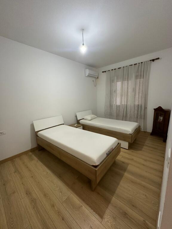 Apartament me qera 2+1 Qendër