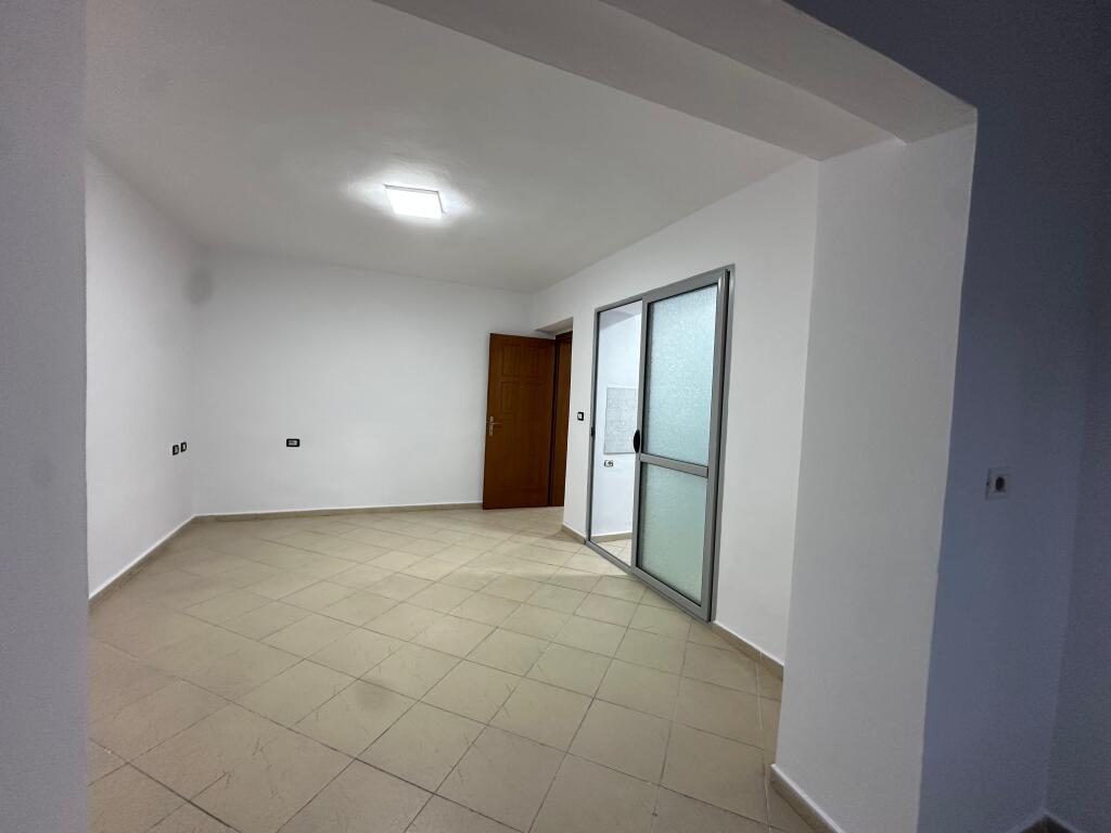 Ufficio in affitto 1+1, 60 m2 in Via Durres -600 EURO!
