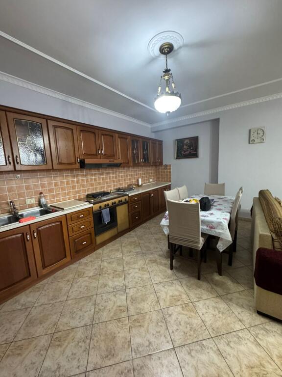 Jepet me qera Apartamenti 2+1+2 , zona 21 dhjetori prane Joenes , cmimi 700 mije leke  