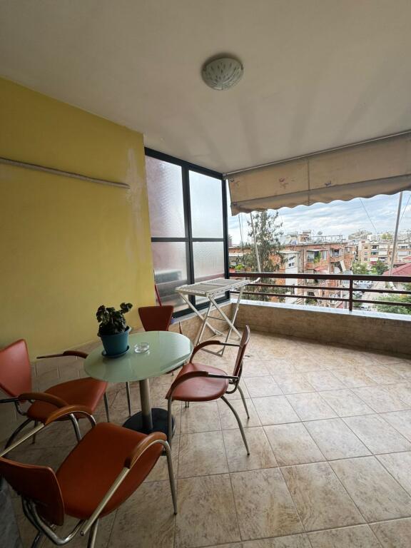 Jepet me qera Apartamenti 2+1+2 , zona 21 dhjetori prane Joenes , cmimi 700 mije leke  