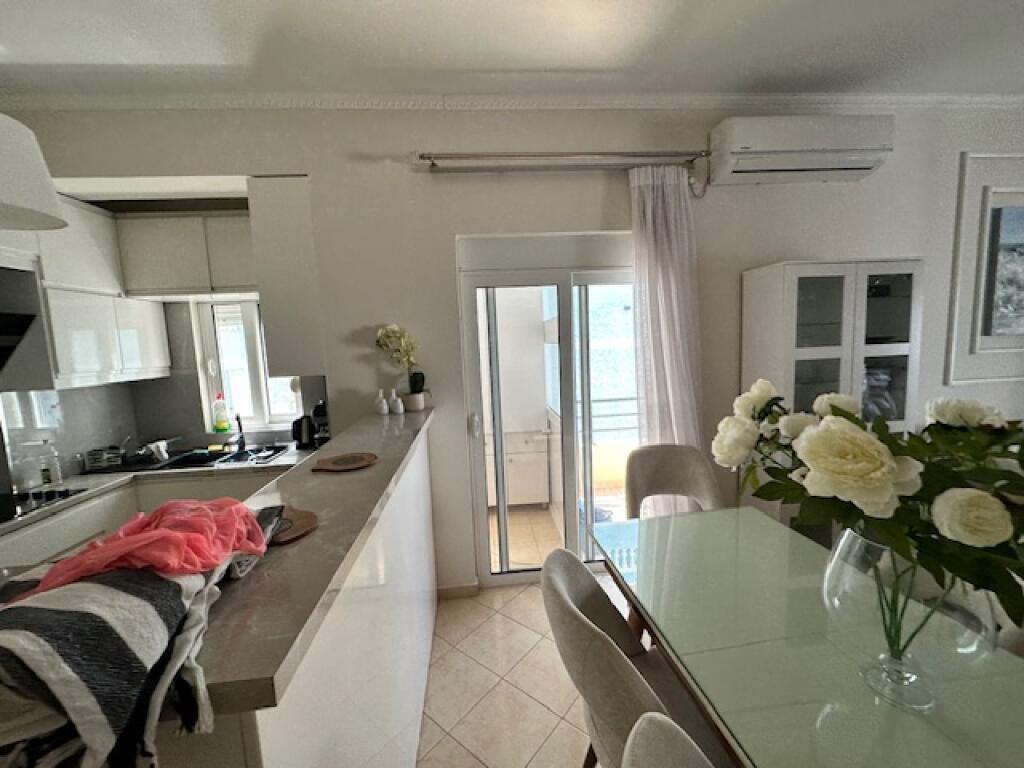 Shitet Apartament 2+1 me pamje nga deti ne Sarande