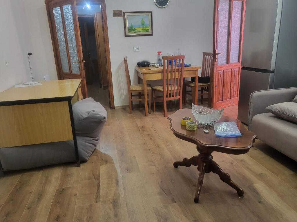 Jepet me qera Apartamenti 2+1 Rruga Njazi Meka perballe spitalit Nene Tereza , 350 mije leke