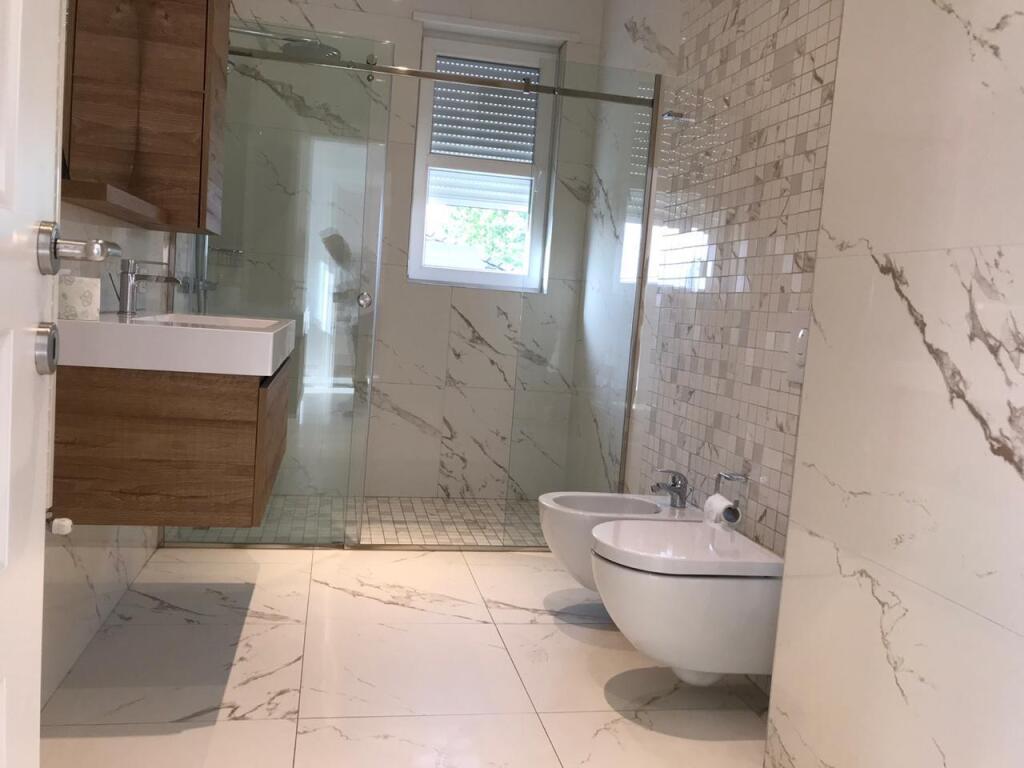 🏡 VILË ME QIRA – Rolling Hills, pranë TEG