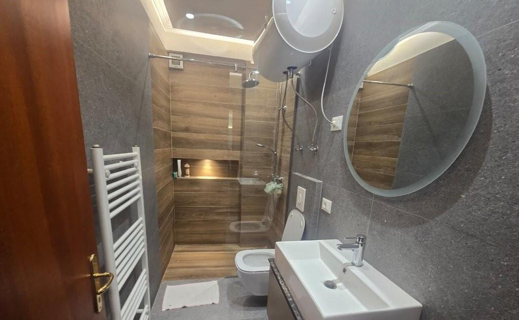 Rezidenca Kodra 1 – Apartament 1+1 me Post Parkimi për Qira!